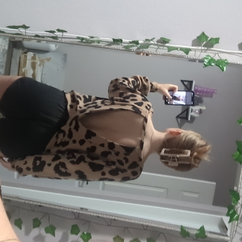 Leopard Print Open Back Top - Picture 4 of 4